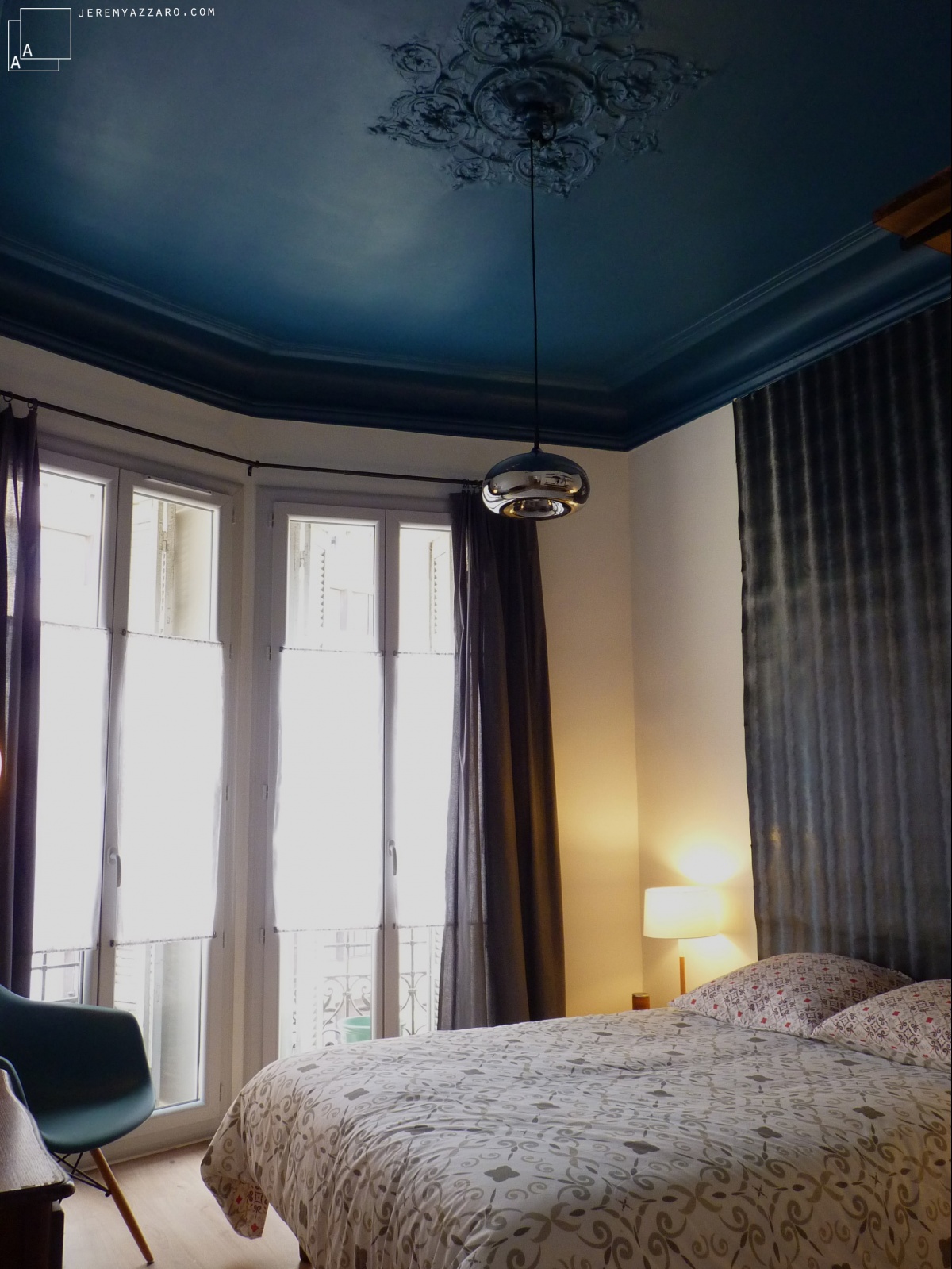 Rénovation d’un appartement « couleurs palais » : moulure-bleu-bourgeois-appartement-marseille-jeremy-azzaro-architecte-min