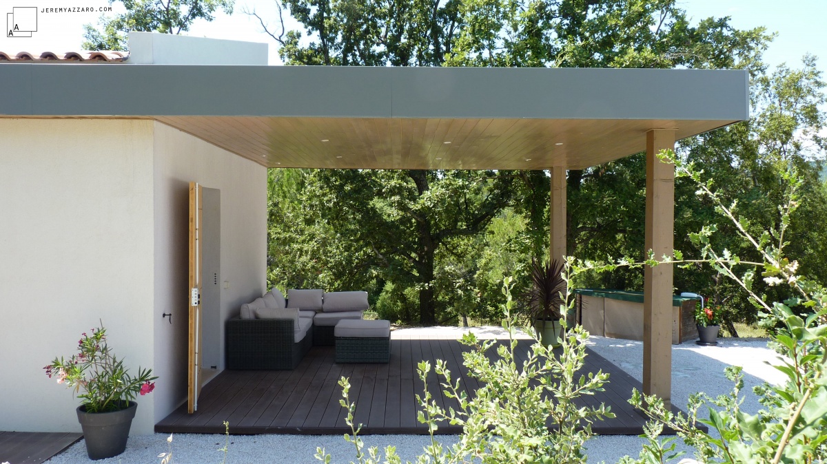 Création d’une dépendance estivale « pavillon des pins » : pergola-moderne-piscine-salon-ete-azzaro-jeremy-azrchitecte-min