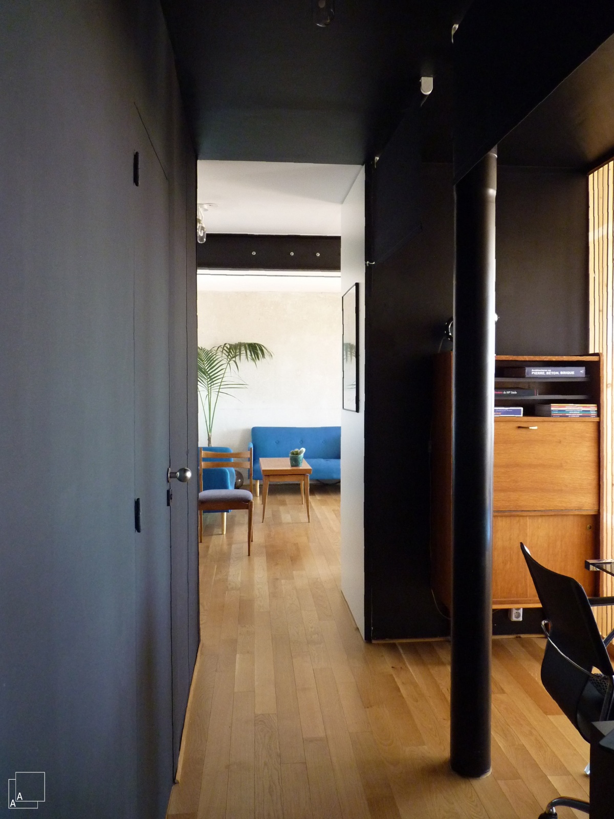 Transformation d’un appartement « la belle vue » : couloir-peinture-noir-marseille-azzaro-architecte-min-min.JPG