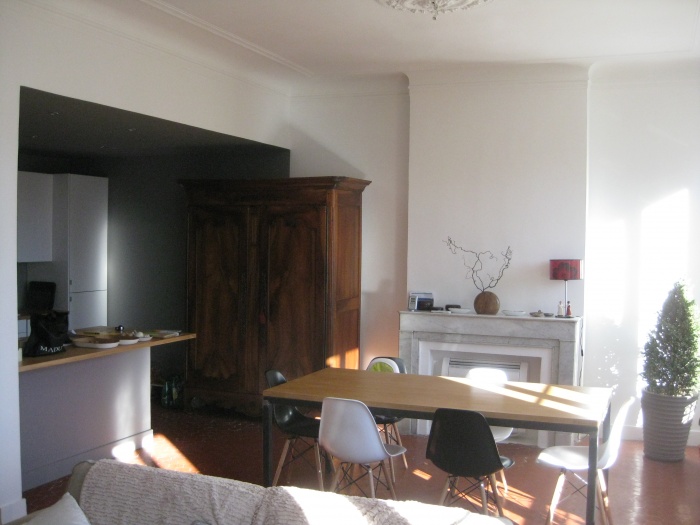 R�novation d'un 3 fen�tres marseillais : Salon/salle � manger: photo de cuisine ouverte sur l'espace repas