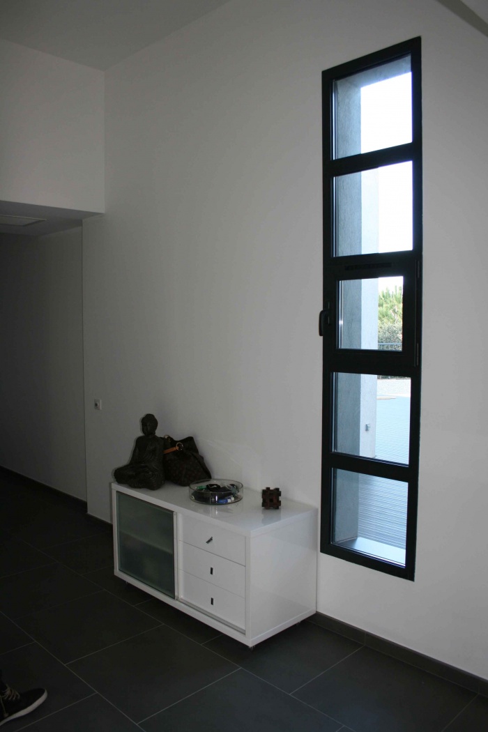 Maison Contemporaine : vue de l'int�rieur de l'entr�e